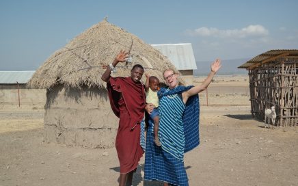 Toen Mar-Lisa drie jaar was, overleed haar opa. Te jong om hem zich nu nog echt te herinneren, maar toch waren het juist zijn verhalen die haar naar de Masai in Tanzania brachten. Hoe een meisje uit Urk Masai-kinderen weer een toekomstperspectief biedt.